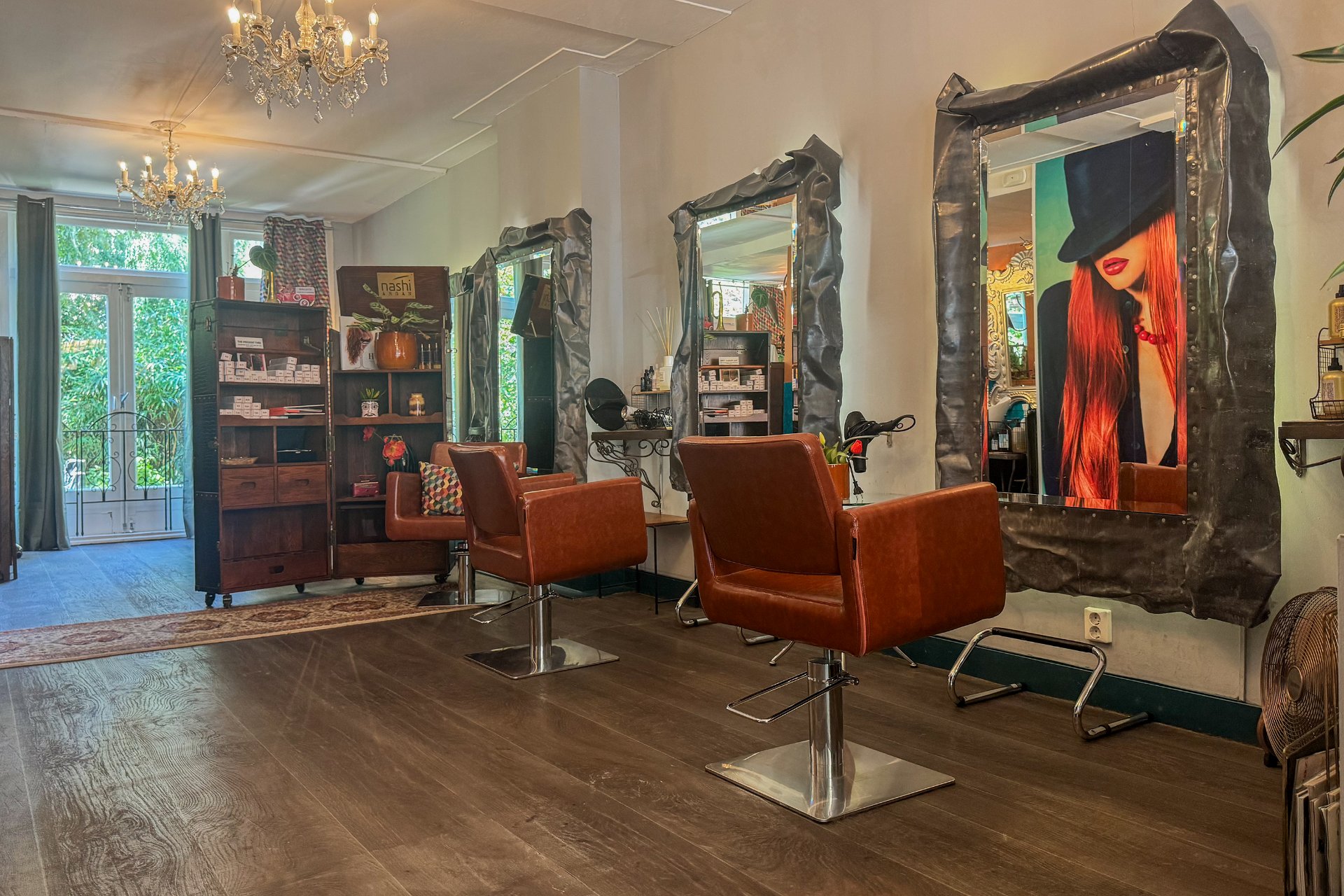 Kappersstoelen bij de spiegels in kapsalon Haarliefde Rotterdam