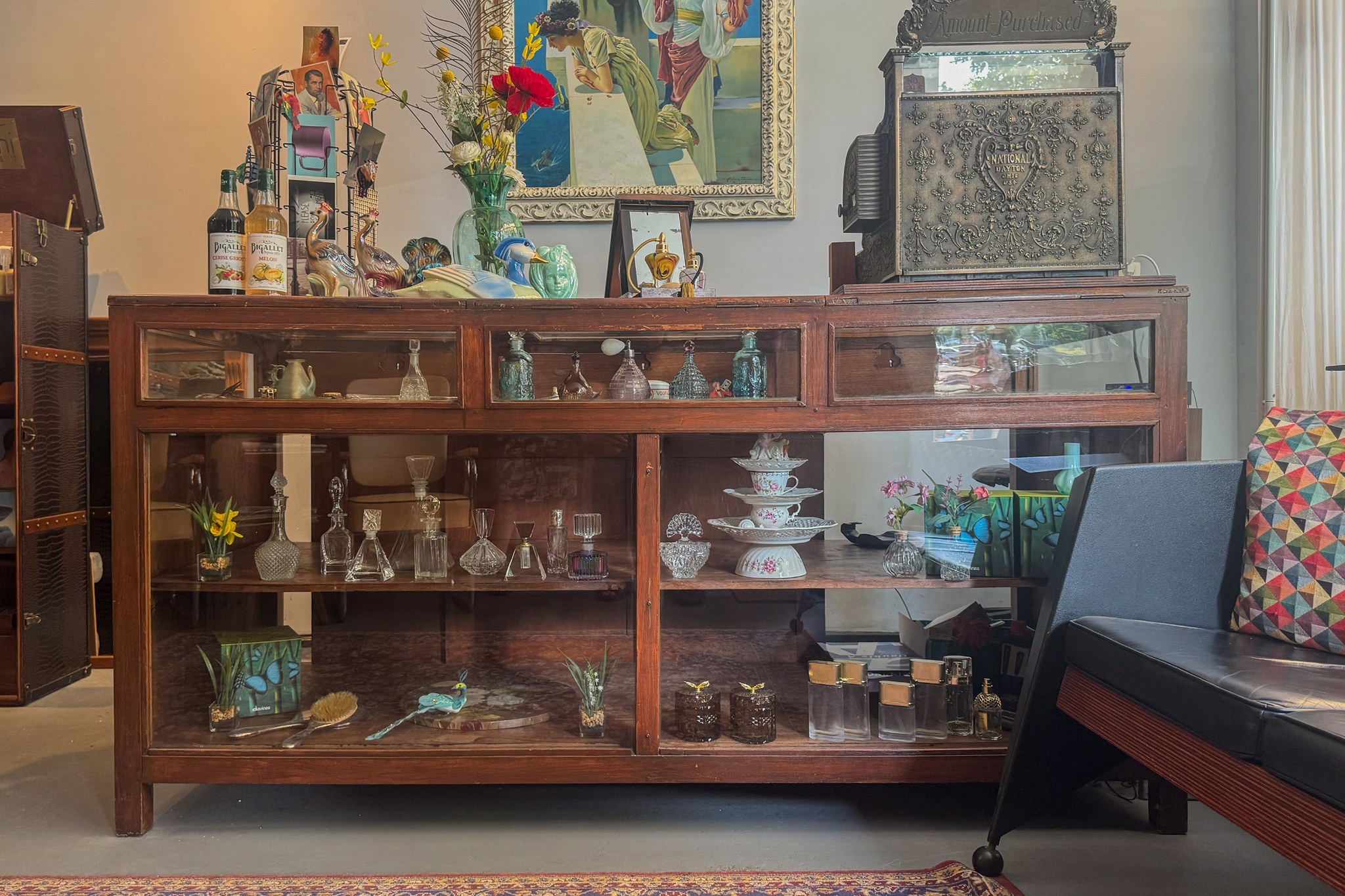 De vintage toonbank met vondsten van ZIJN KELDER in kapsalon Haarliefde Rotterdam